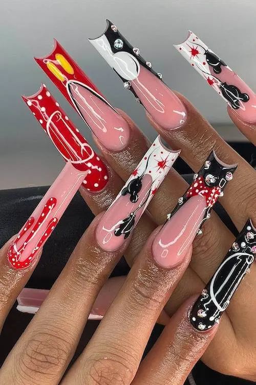 Uñas acrílicas largas con diseño de Mickey en rojo, negro y blanco