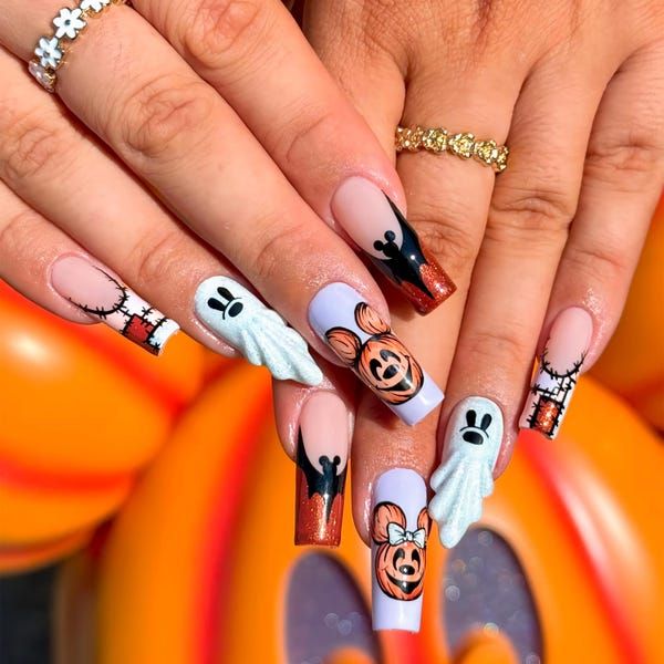 Uñas con diseño de Halloween: calabazas y fantasmas