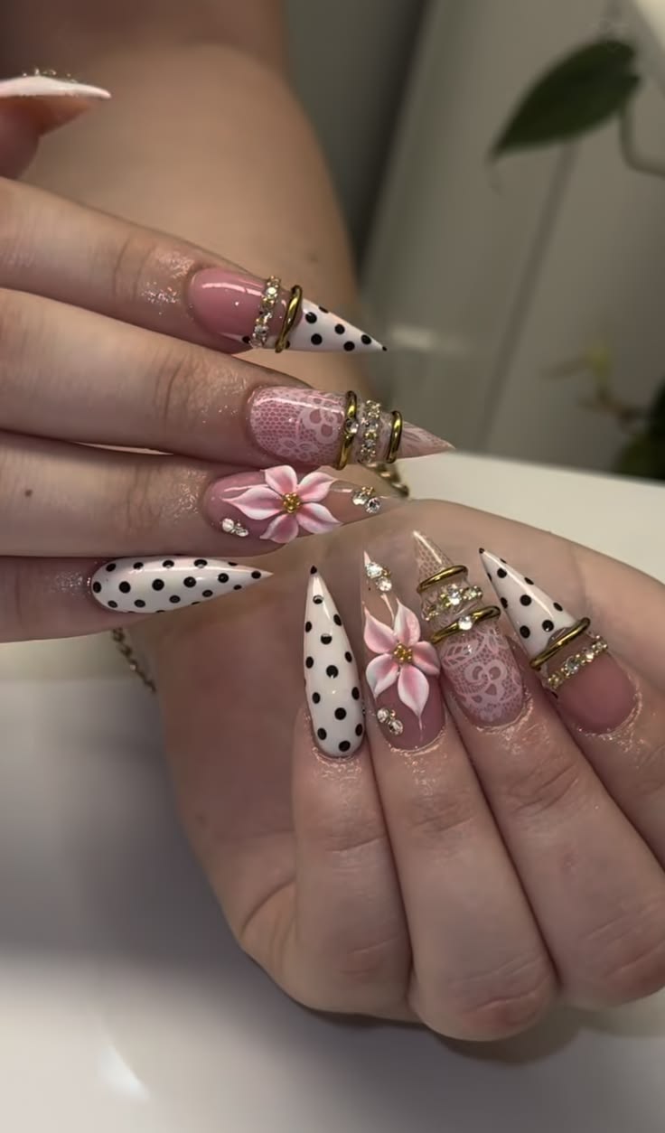 Uñas stiletto con lunares, flores 3D y piedras